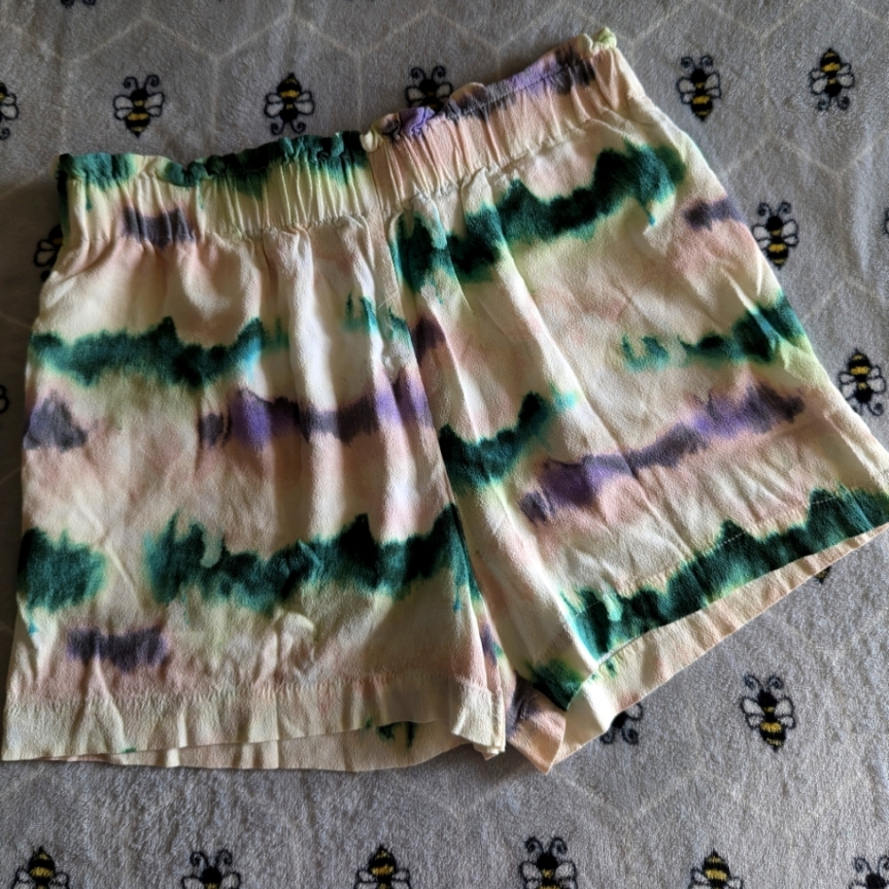 Zara Women's Cream Multicolor shorts